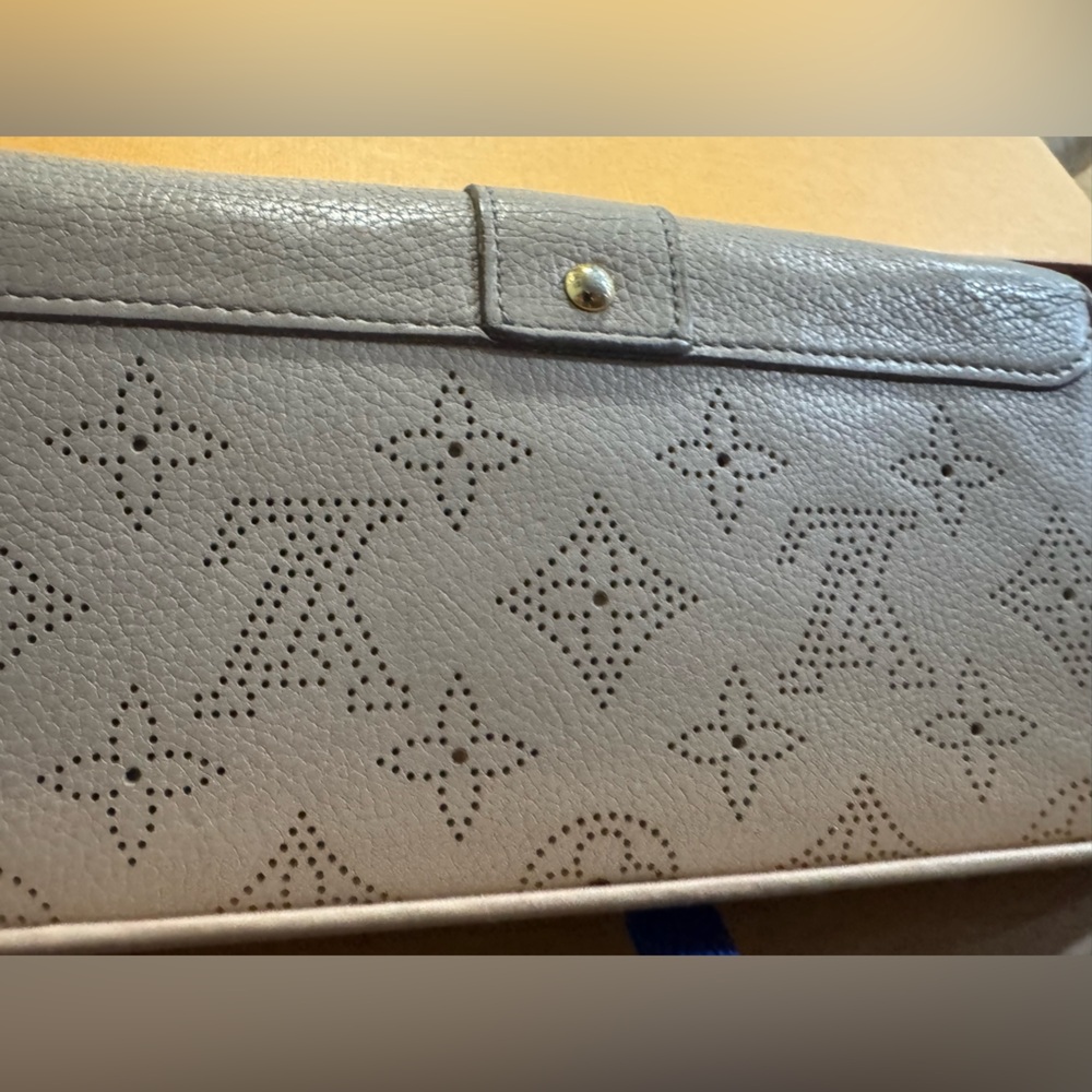 Authentic Louis Vuitton Iris Long Wallet Mahina Leather Monogram - Picture 9 of 13